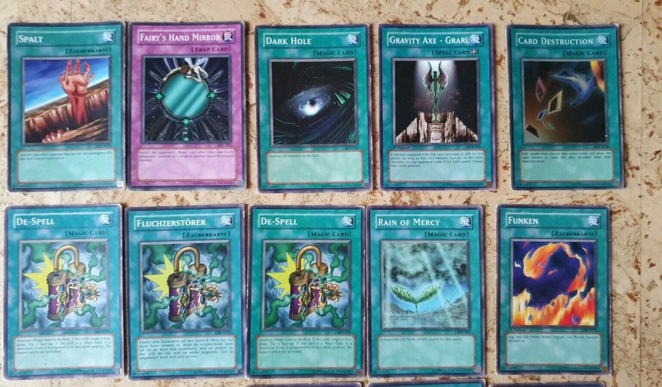 Yu-Gi-Oh verschiedene Karten (97 Karten und 24 Hüllen) in Breidenbach 