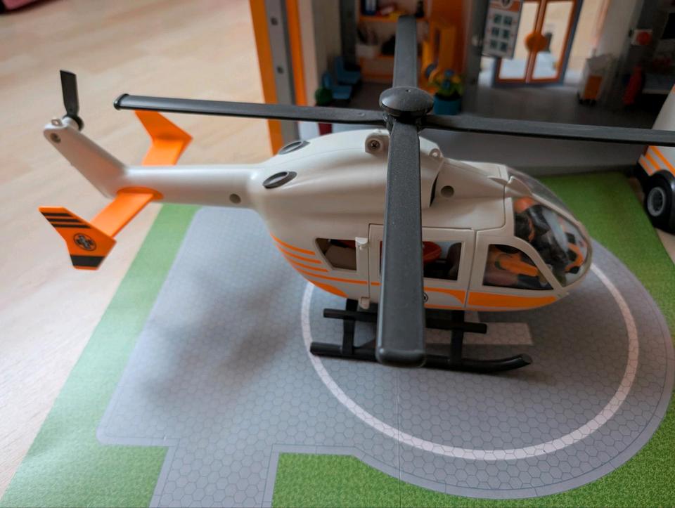 Playmobil Krankenhaus mit Krankenwagen und 2 Hubschrauber in Freisbach
