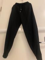 Hose schwarz Joggers mit Gummibund von Stradivarius in XS 34 München - Bogenhausen Vorschau