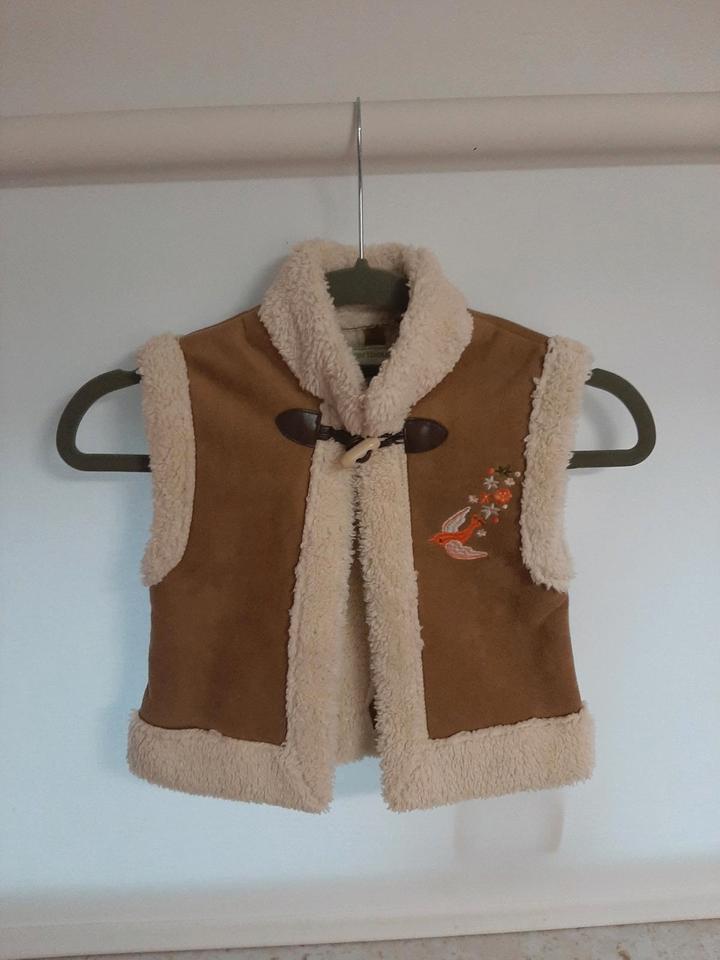 vertbaudet kuschelweiche Fellweste, Lammfell-Optik, Gr. 104/110 in Köln