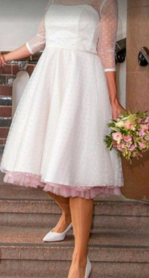 Einzigartiges Brautkleid mit Petticoat – sucht neue Besitzerin in Berlin