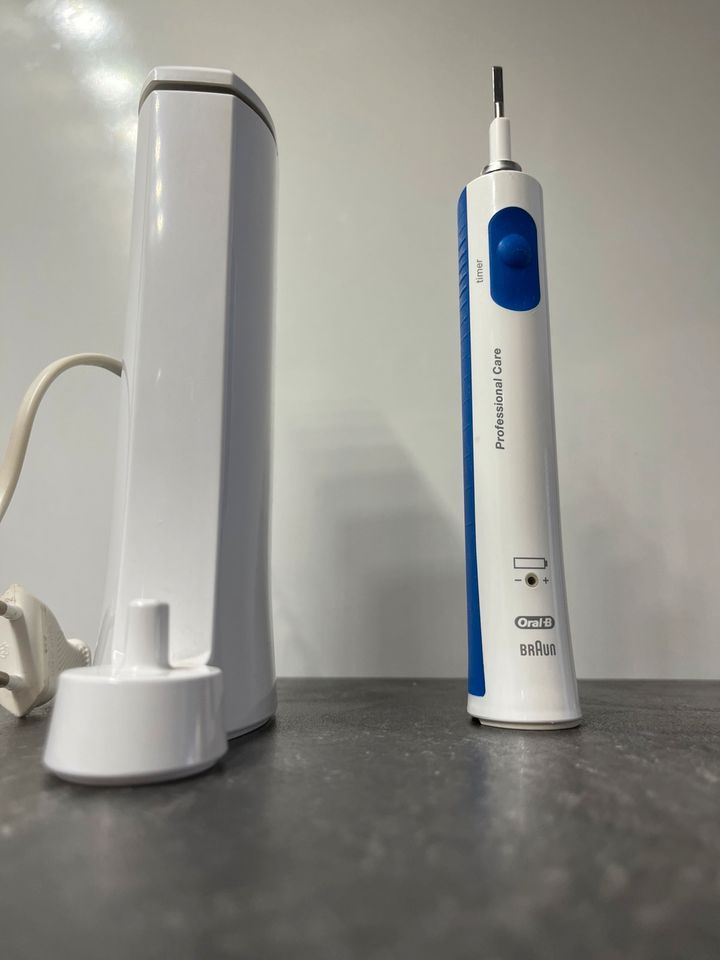 Elektrische Zahnbürste oral b in Werl