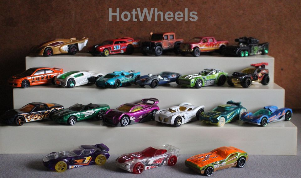 Diverse Spielzeugautos ~ Matchbox HotWheels / Dickie in Hürth