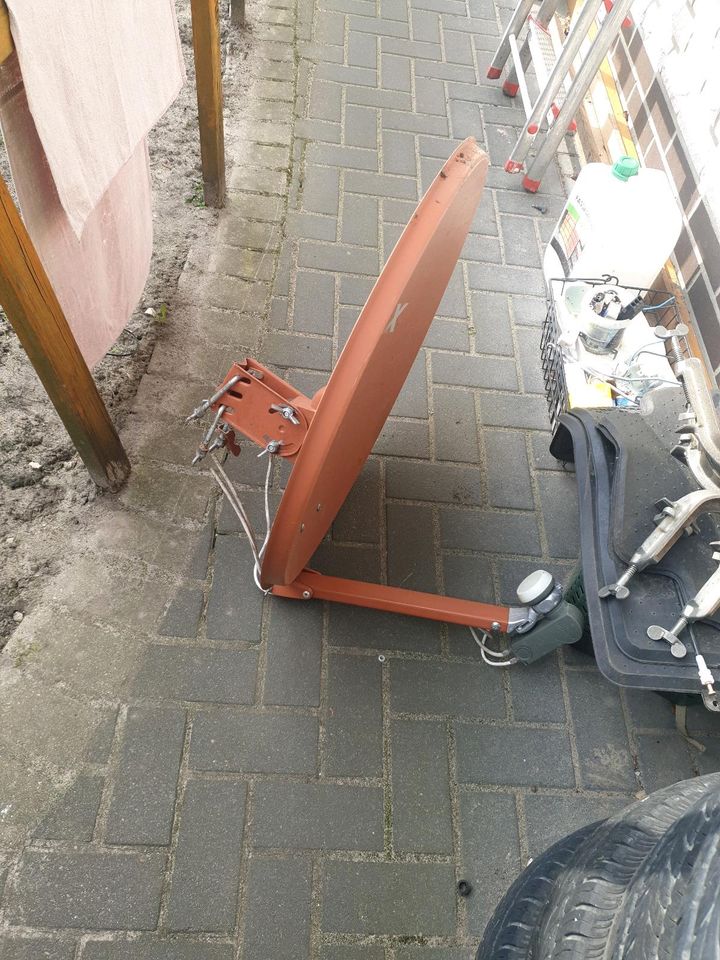 Sat Antenne mit Wandhalterung in Adendorf