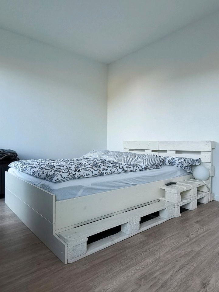 Palettenbett, Bett, Bett mit Matratze und Lattenrost in Buxtehude