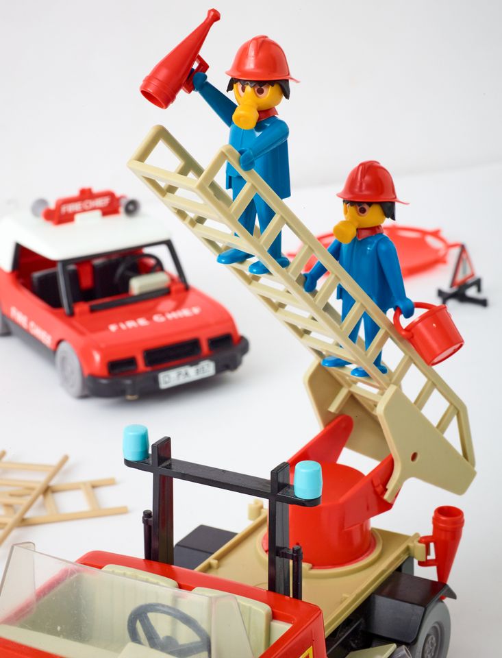 Vintage Playmobil Feuerwehr Leiterwagen FireChief Figuren+Zubehör in Düsseldorf