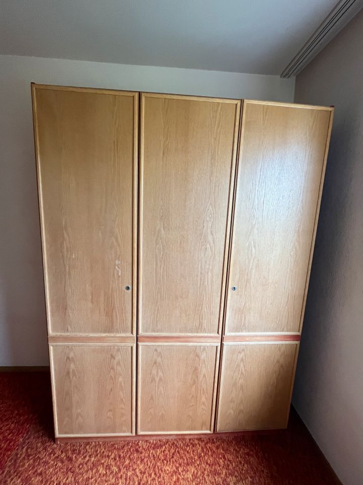 Schlafzimmerschrank aus Holz in Illerkirchberg