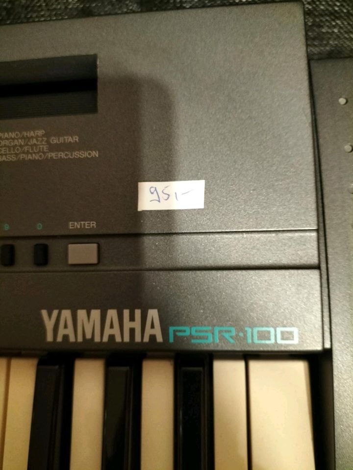 Keyboard von Yamaha mit 5 Heften in Wernberg-Köblitz