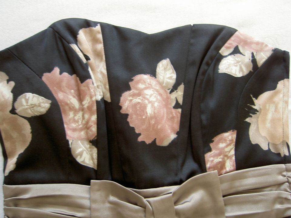 Satin-Kleid schulterfrei, H&M, Gr. 36, schwarz-Rosen, 1x getragen in Tittling