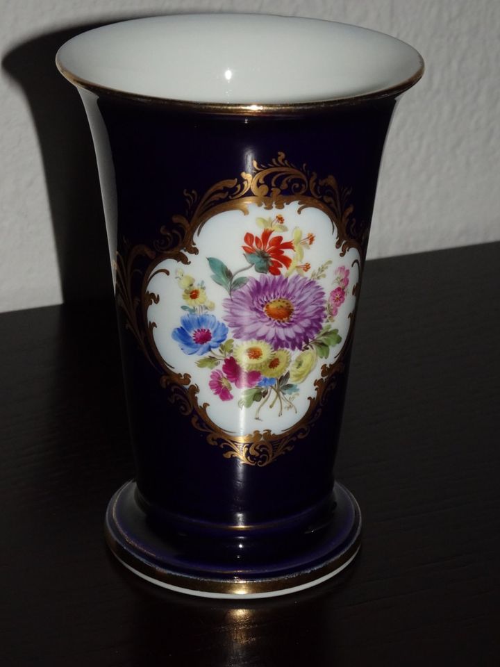 Meissen Kobalt prächtige alte Vase mit Blumen 13 cm in 1.Wahl in Hamburg