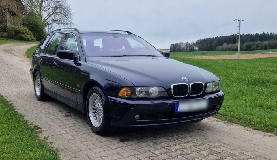 BMW 520i Touring Schalter blau E39 M54 6-Zylinder in Reisbach