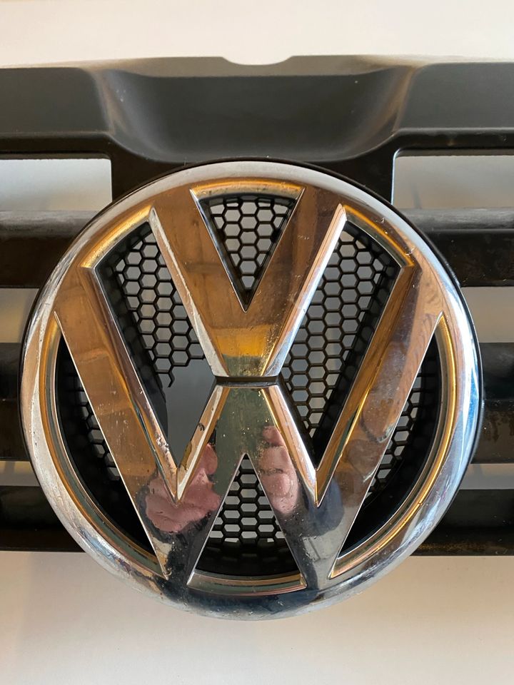 VW T5 Transporter Kühlergrill in Schalkham