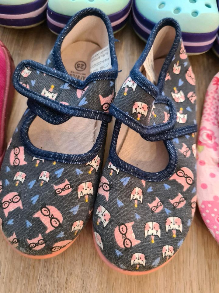 Crocs C8 Hausschuhe 24/25 Elefanten Turnschläppchen Pferde Katzen in Bergisch Gladbach