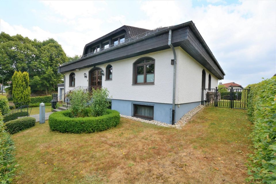 Wunderbar gelegenes Repräsentatives freistehendes Wohnhaus mit Garten, Terrassen, Balkon, Garage und schöner Aussicht, ein Steinwurf entfernt von der Löwenburg in Gerolstein in Gerolstein