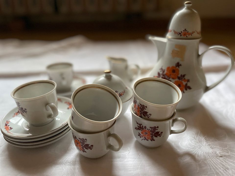 Süßes Espressogeschirr weiß mit Blumenornament. in Märkische Heide