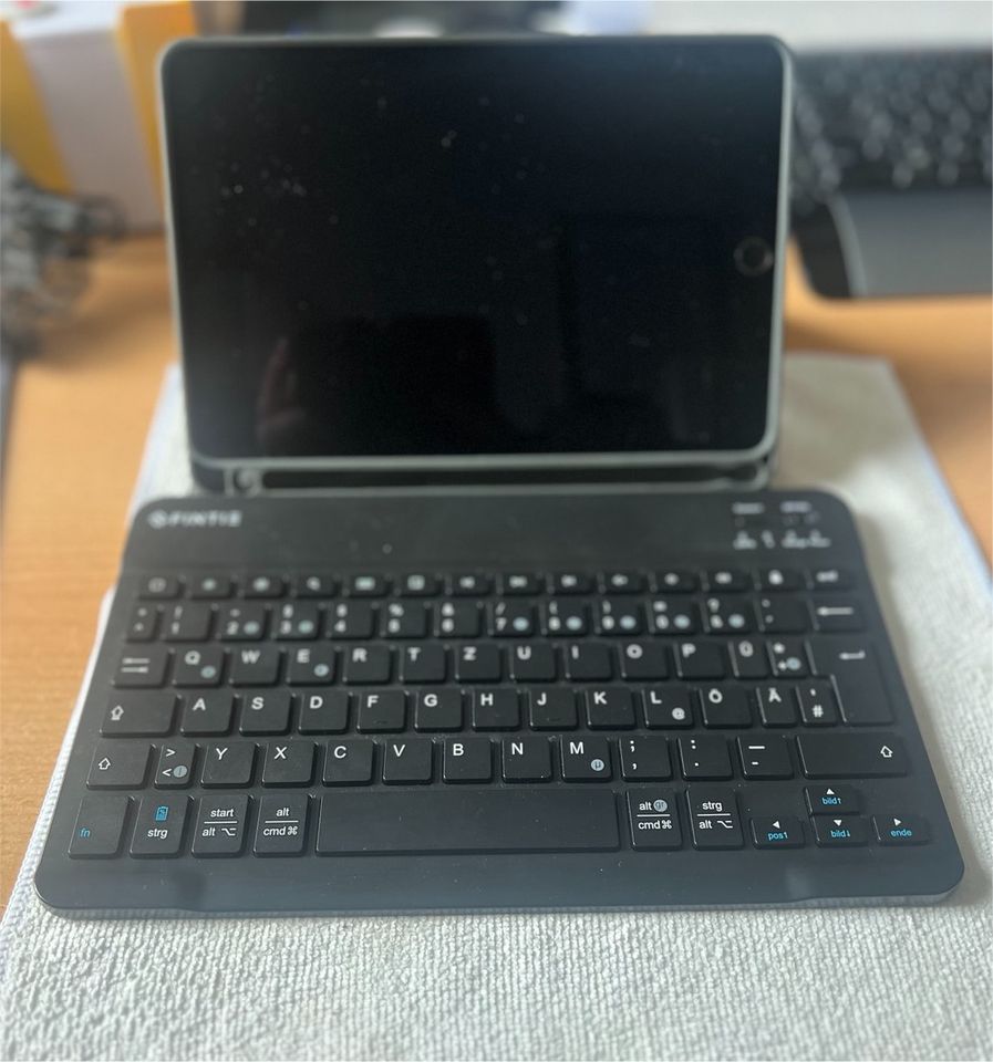 IPad mini 5, 64Gb, schwarz  inkl. Hülle u.Tastatur in Kassel