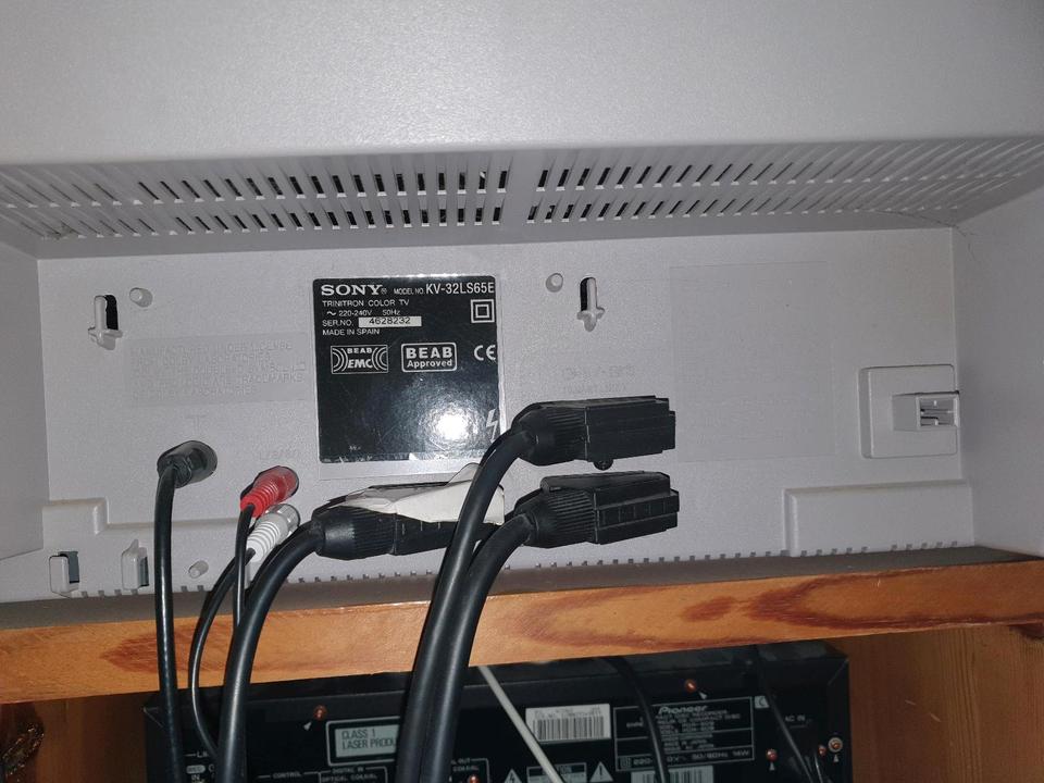 Vintage 80cm Röhren TV Fernseher  Sony Trinitron KV- 32LS65E in Grabenstätt