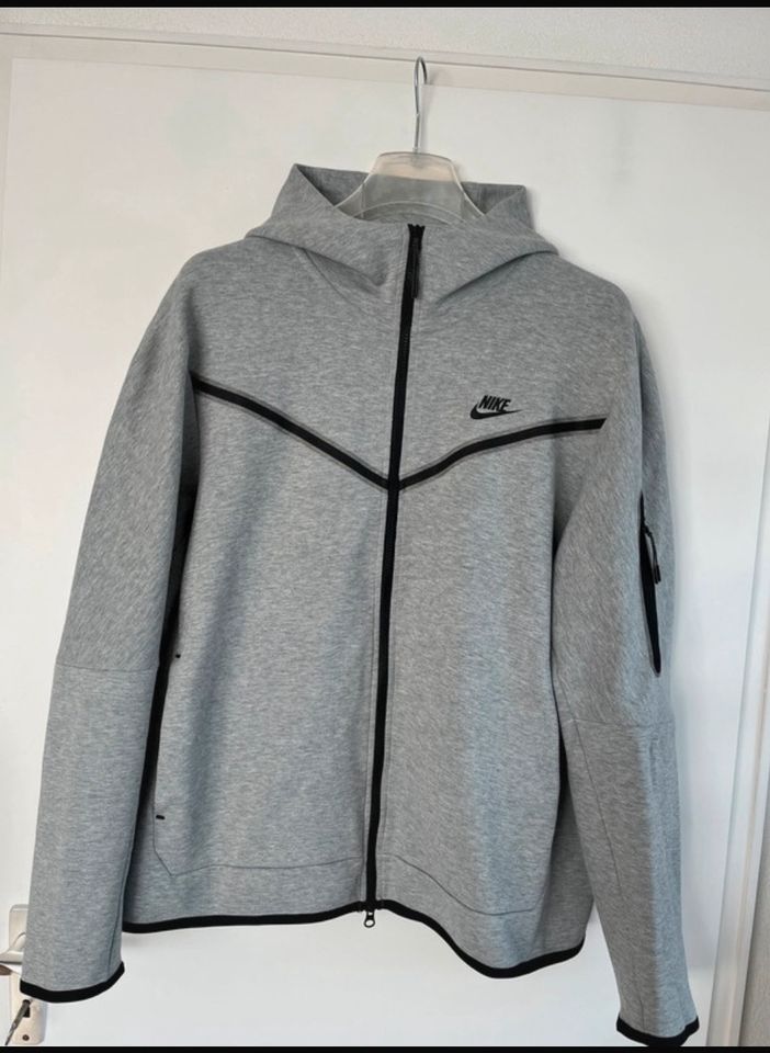 Nike Tech Fleece Windrunner Gr XL in Naila