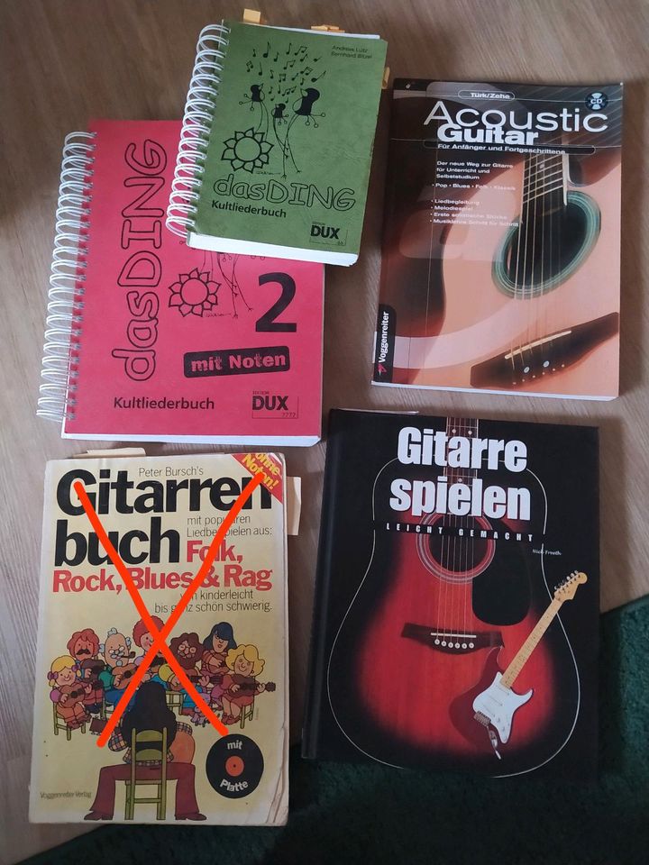 Akustikgitarre und Bücher Gitarre lernen/ Noten/ Chords in Marburg