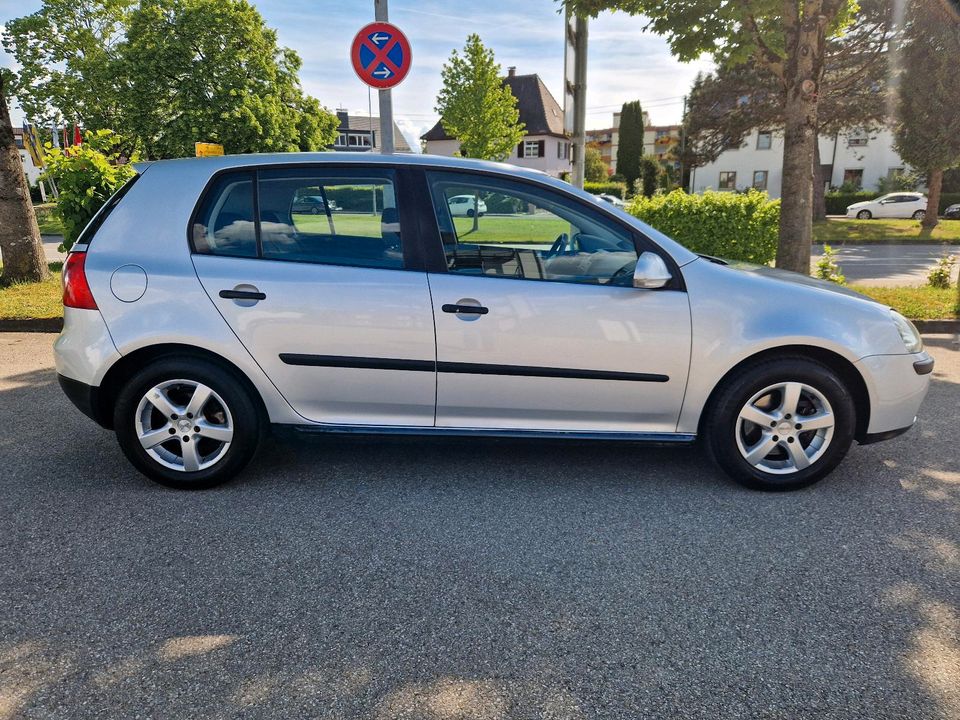 VW Golf5 1.6 FSI *TÜV&AU NEU* *KLIMA* 6-GANG* *SITZHEIZUNG* *ALU* in Eriskirch