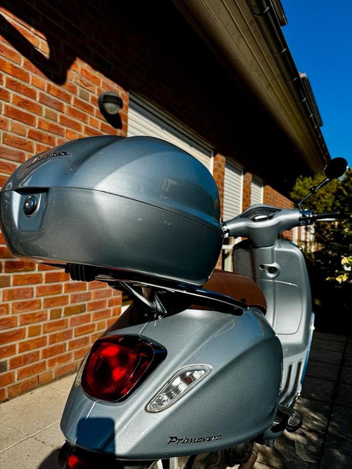 Vespa Primavera 50 Grau – Top Zustand, nur 2.738 km, 1. Besitzer in Berlin