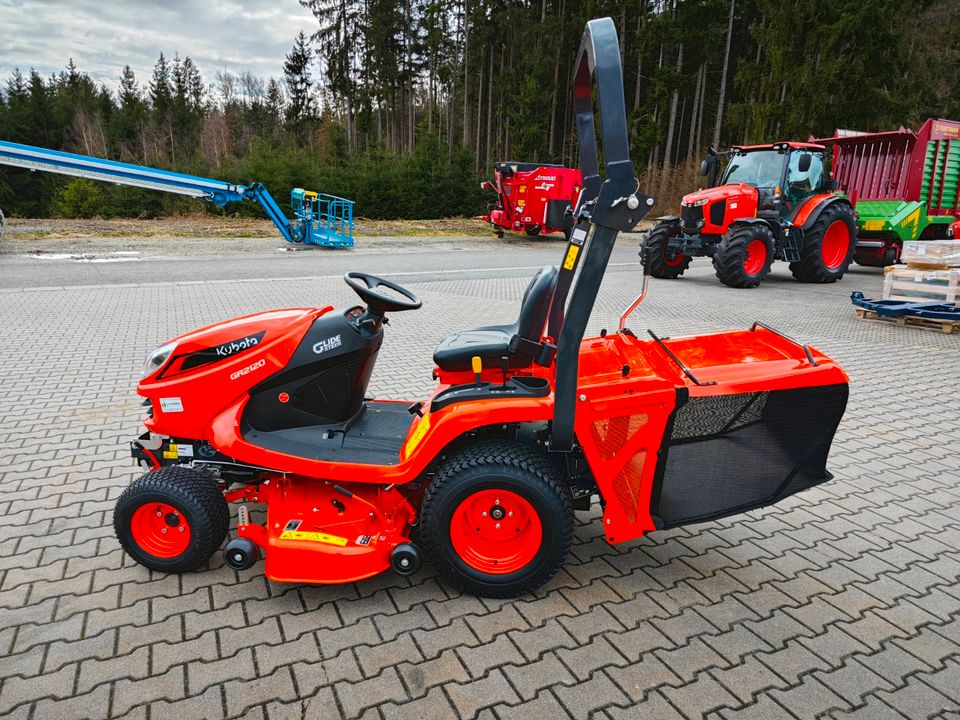 Kubota GR 2120 R Rasentraktor Diesel Garten Allrad in Eging am See