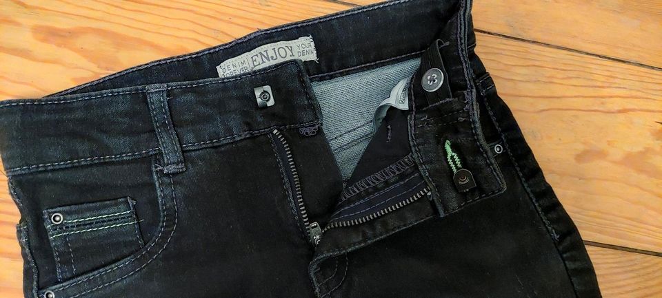 Jeans in Größe 122 ungetragen in Berlin