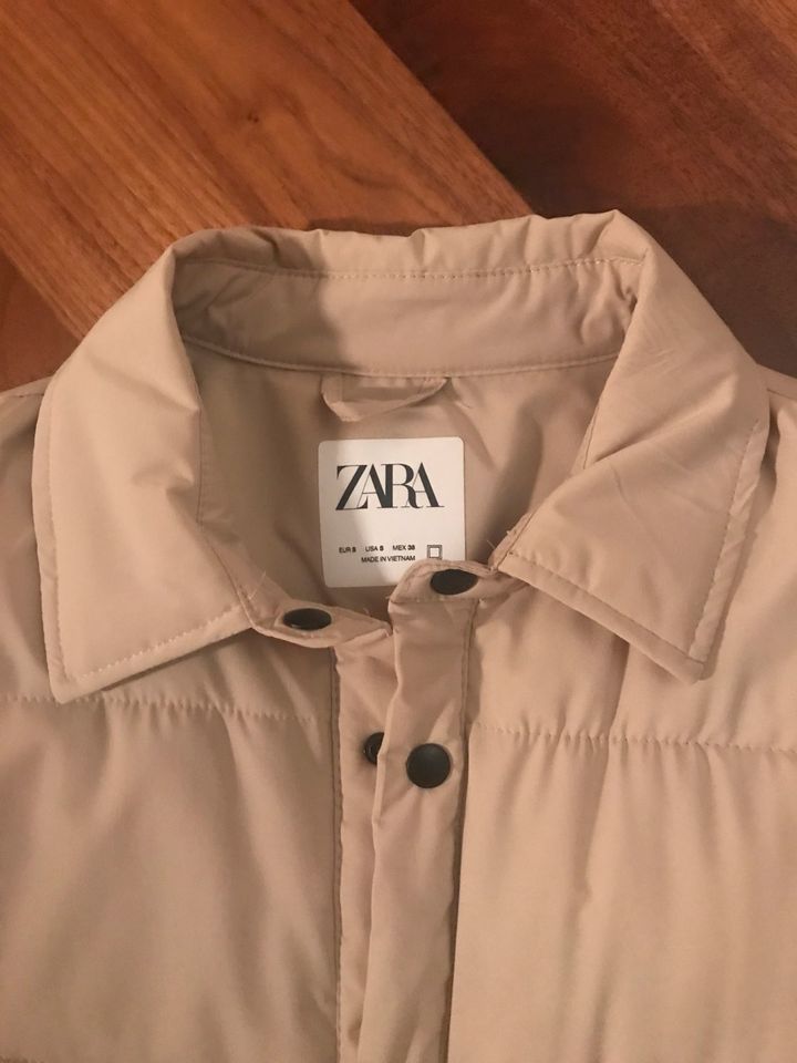 Gesteppte Jacke Herren in beige von Zara Gr.S in Berlin