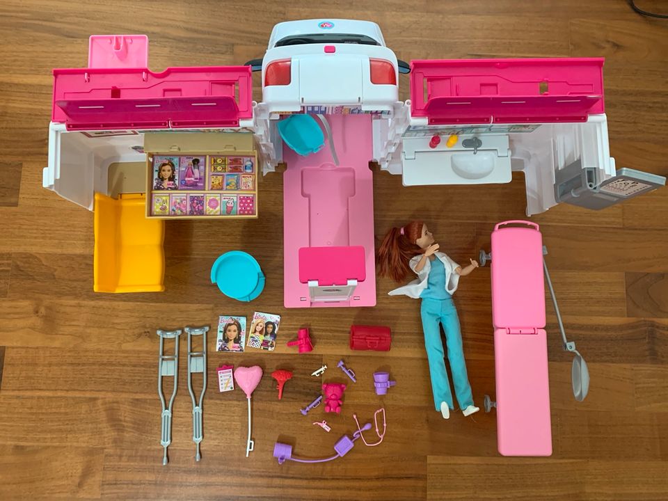Mattel Barbie Krankenwagen in Erlangen