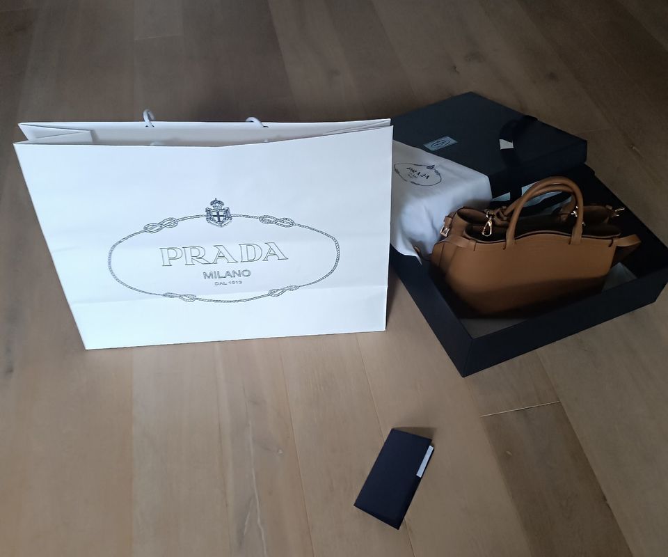 PRADA BUCKLE MITTELGROSS NEU UNBENUTZT NP 3900 in München