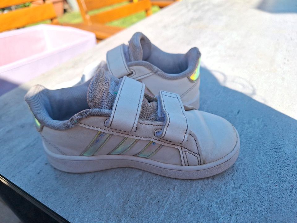 Adidas Turnschuhe 25 in Diekholzen