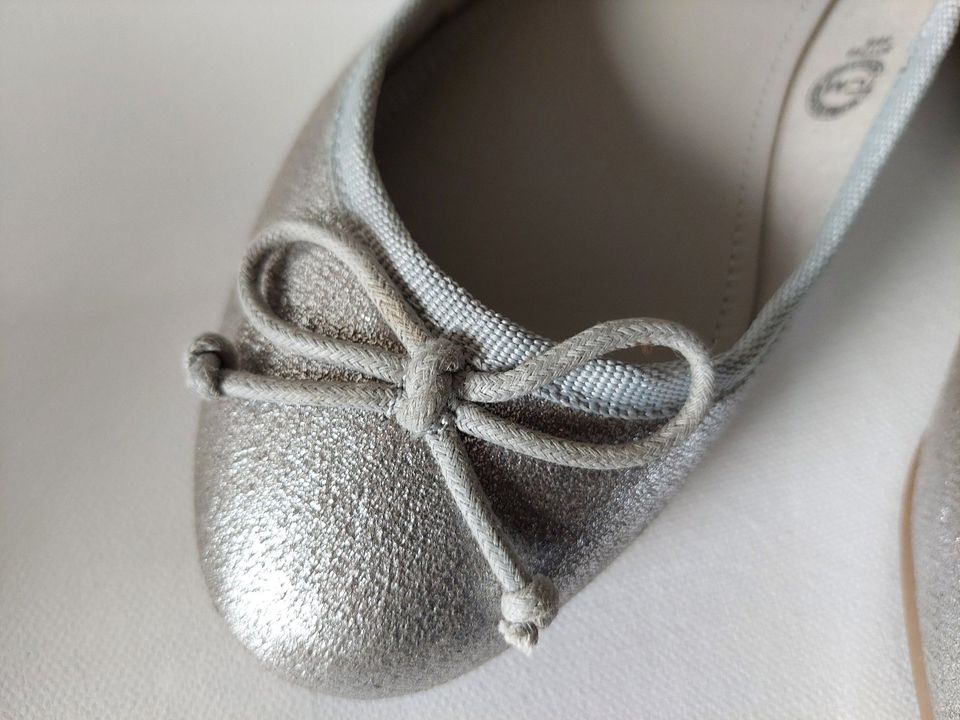 Ballerinas, Damenschuhe Gr. 38, TCM Tchibo, silber mit Schleife in Wulfsen