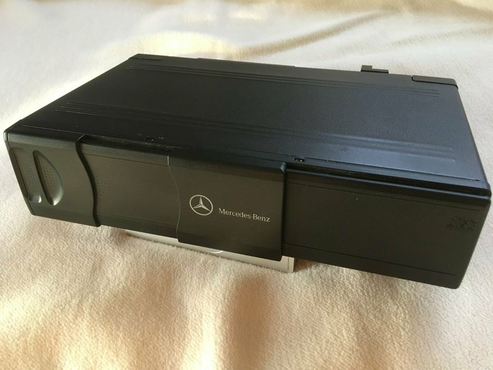 CD-Wechsler Mercedes MC 3010 mit 6-fach-CD-Magazin in Karben