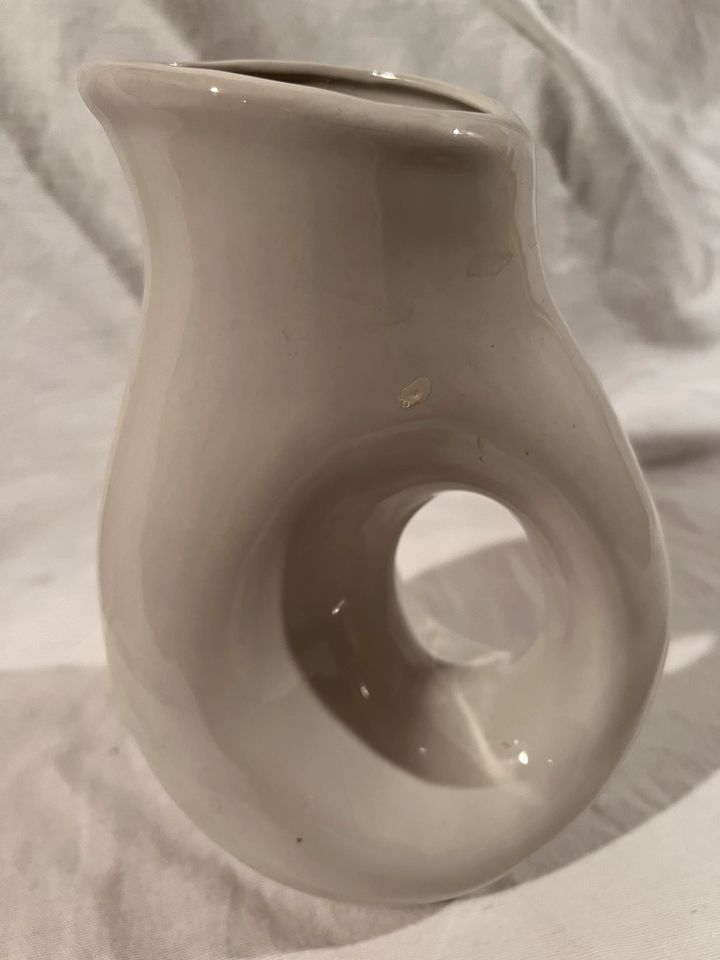 Große weiße Vase aus Keramik in Hausach