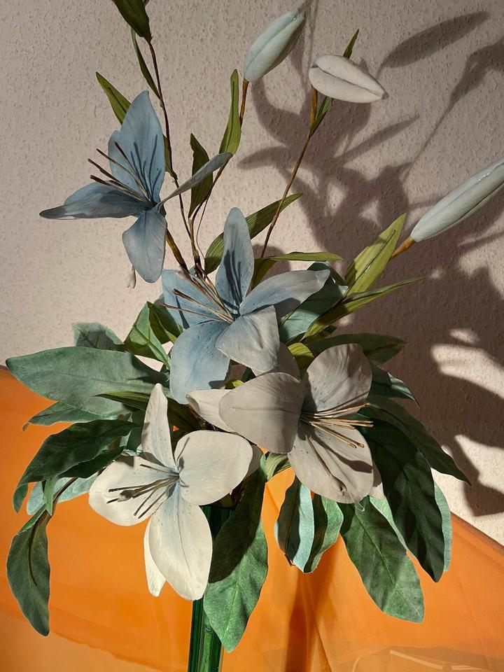 Große Kunstblumen Lilien mit Vase, ca. 90 cm hoch, gebraucht in Meißen