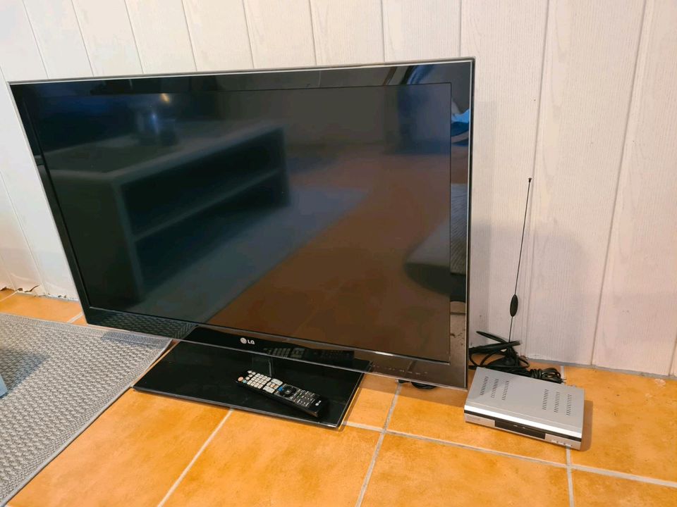 LG Fernseher mit Fernbedienung vollfunktionsfähig in Berlin