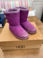 UGG Boots Winterstiefel lila Schleifen Größe 30 Nordrhein-Westfalen - Goch Vorschau