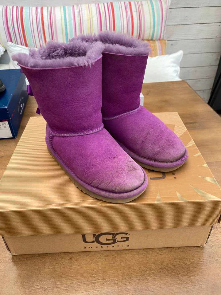 UGG Boots Winterstiefel lila Schleifen Größe 30 in Goch