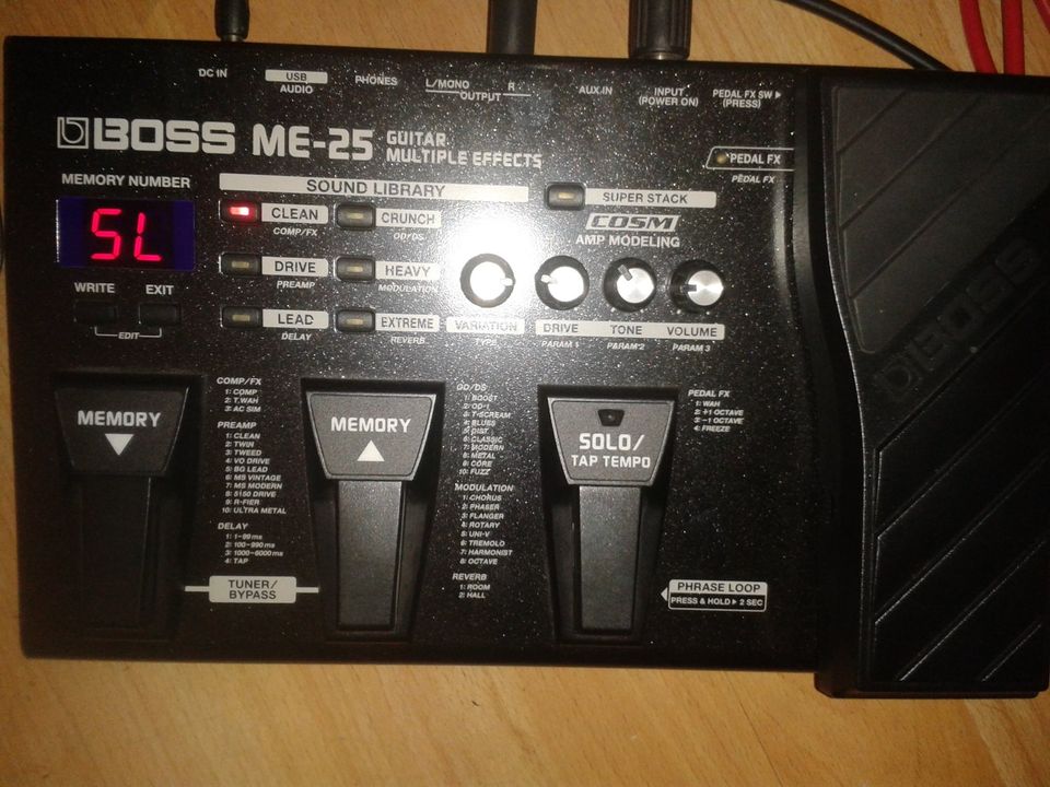 Neuwertig. BOSS ME-25 Pedal, E Gitarre in Wiesbaden