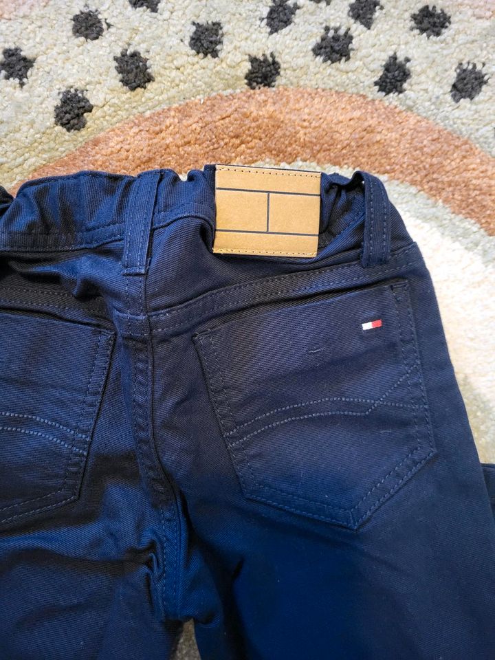 Tommy Hilfiger Jeans Jeanshose Hose Gr.104 Jungshose hochwertig in Neuruppin