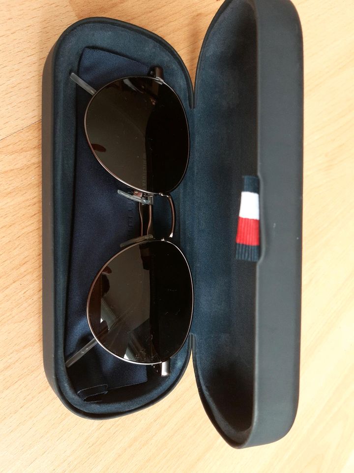 Tommy Hilfiger Sonnenbrille mit passendem Etui in Wernau