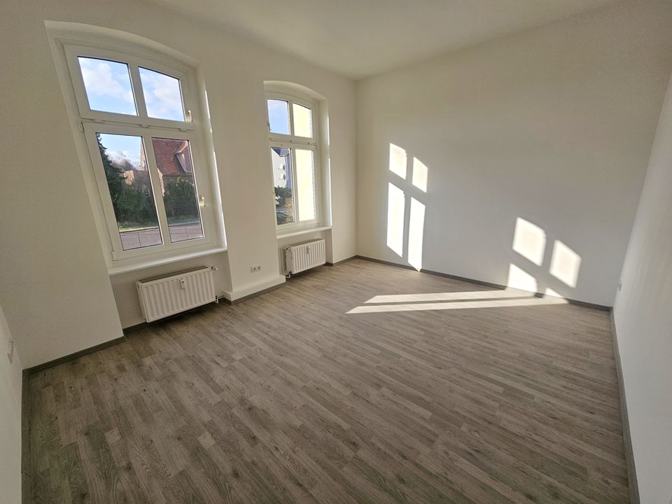 ERSTBEZUG nach Renovierung! 3 Zimmer + Balkon + Tageslichtbadezimmer mit Wanne + separate Küche in Genthin