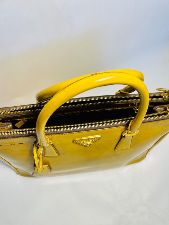 PRADA Yellow Patent Leder Medium Double Zip Tote Handtasche in Dresden