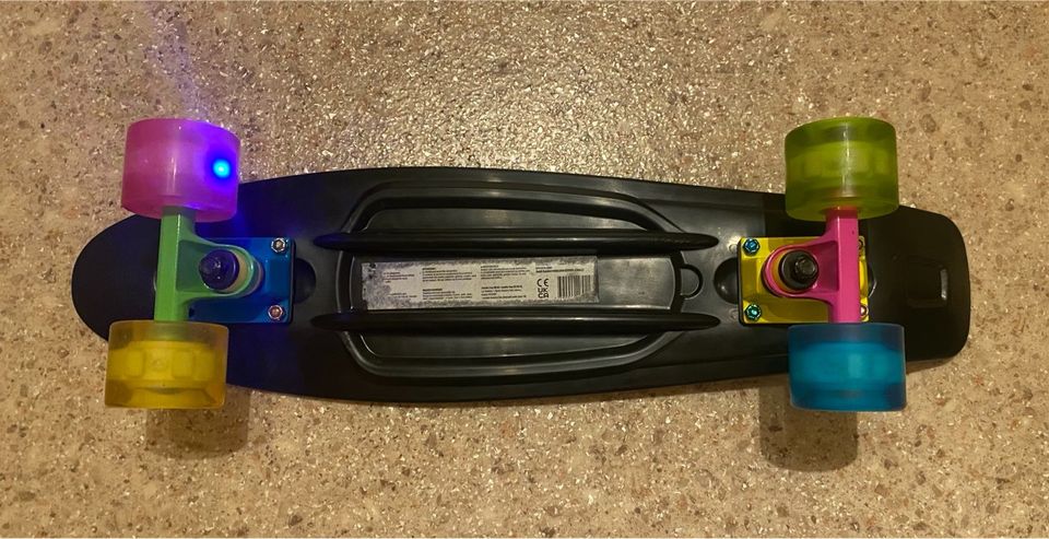 Skateboard mit LED-Rollen in Blaubeuren