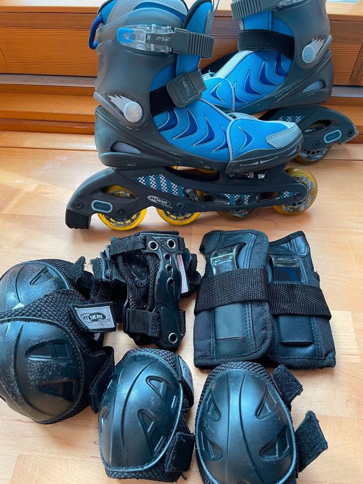 Inline-skates, mit Schutzausrüstung und Rucksacktasche in Dreieich