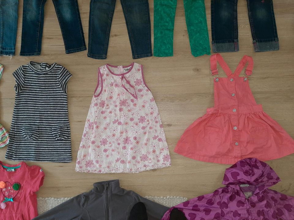 Mädchen Hose kurz, Sommer Kleider, T-Shirts, Jacken, Gr. 98 in Kritzmow