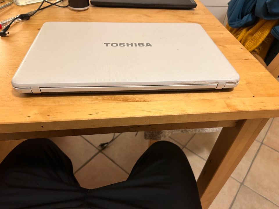 Toshiba Laptop Satelite C 870 in Flintbek