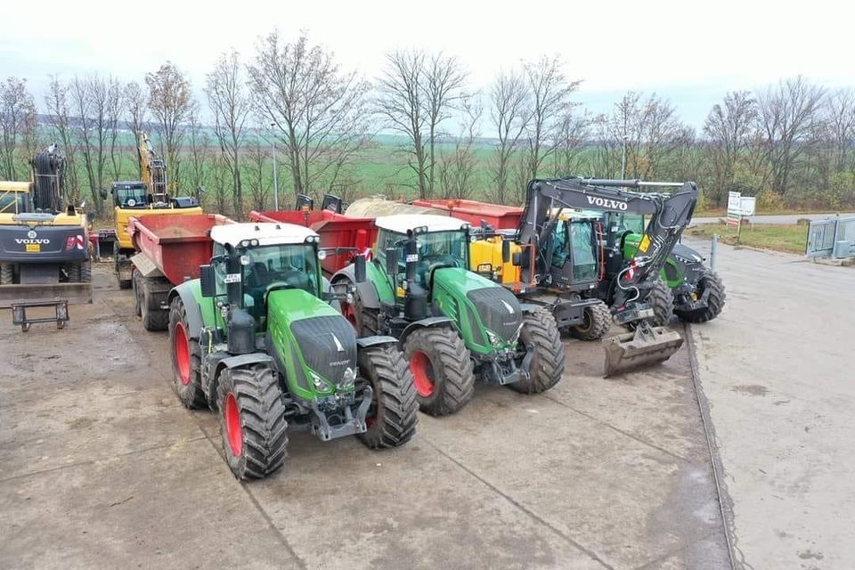 Baustellentransport Traktor Baumulden Muldenkipper Transport in Weiden b Weimar Thür