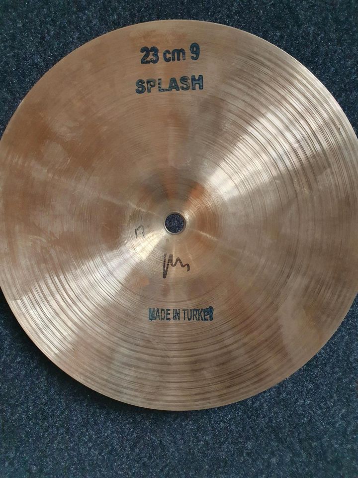 Drum Hocker Teppich Cymbals , Becken und Stative Galgenständer in Frankfurt am Main