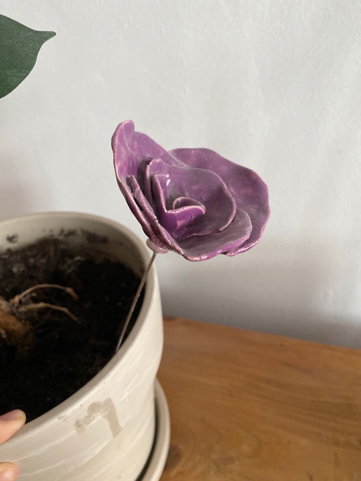 Ton-Rose als Deko für Pflanzen und Garten in Berlin